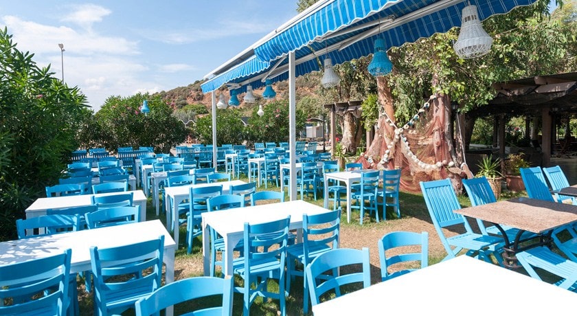 رستوران فضای باز هتل کلاب یالی اند ریزورت